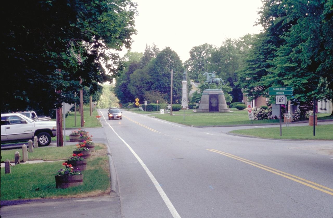This photo shows a view of the park in Putnam, as well as other roadside scenery.